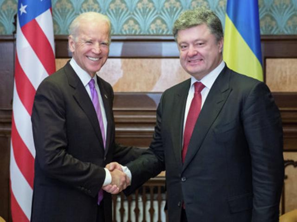 Порошенко: Обстрел мирных кварталов Мариуполя является преступлением, подсудным Гаагскому трибуналу