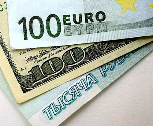 При открытии торгов рубль укрепился к доллару и евро