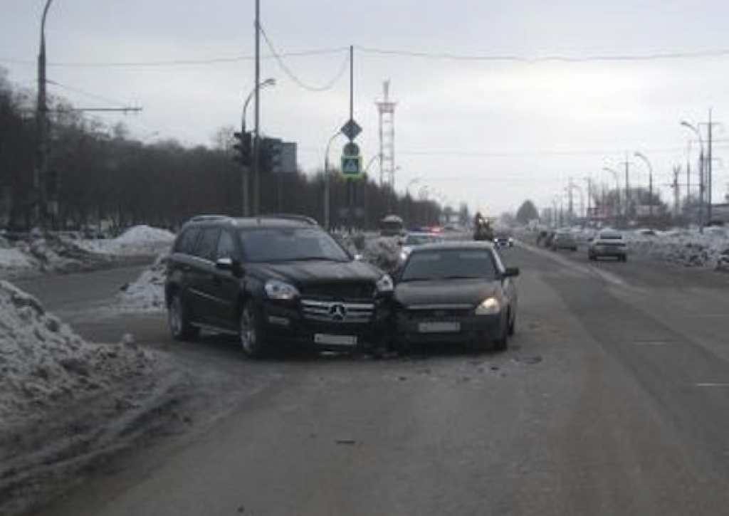 Приора' и 'Мерседес' столкнулись на Московском проспекте
