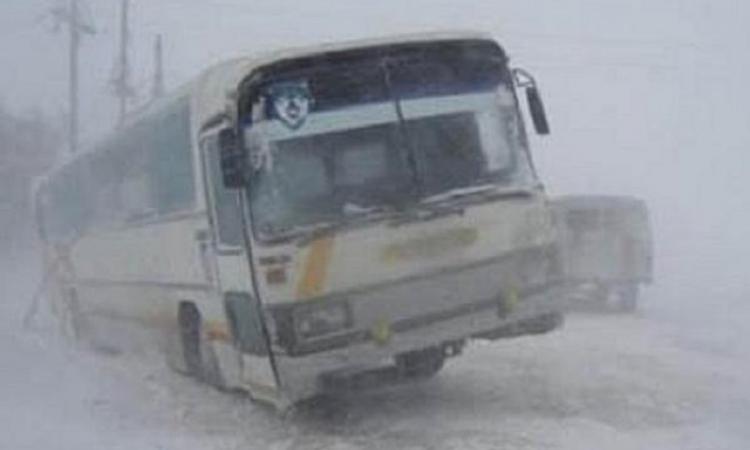 В Донецке снаряд попал в автобус, три человека погибли